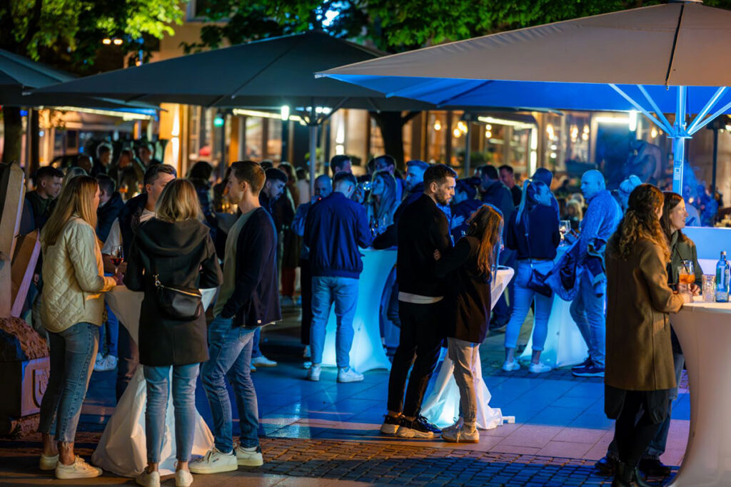 Cafe Time — Abendveranstaltung auf der Terrasse