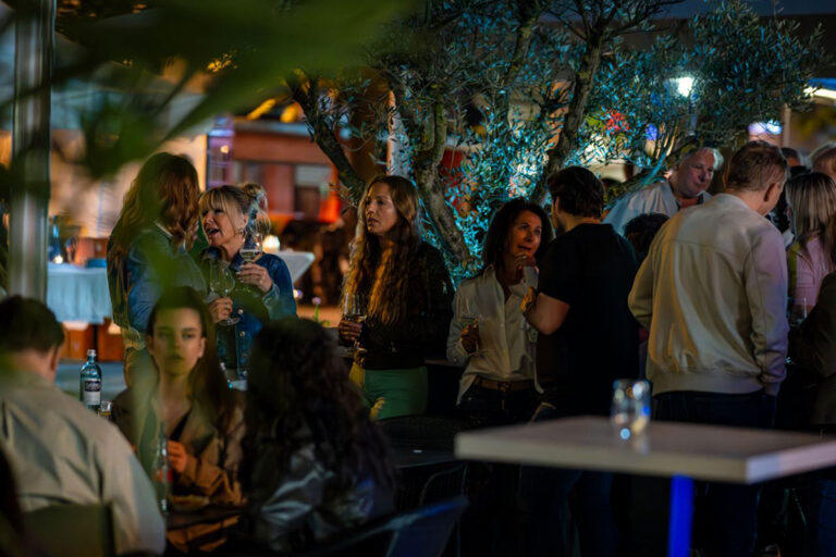 Cafe Time — Gäste bei einem Abend-Event